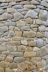 Mur de pierres en granit sur l'île Grande en Bretagne