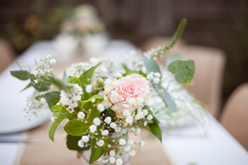 Bouquet fleurs table mariage