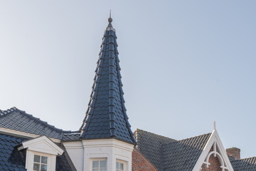 Spitzer Turm auf einem Dach