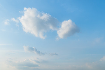 夏の夕方の空と雲