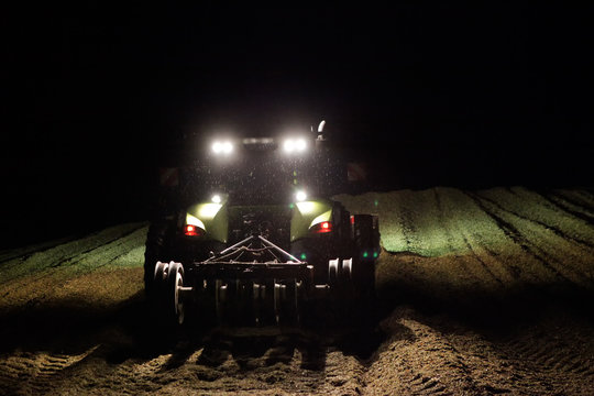 Maisernte nachts Trecker auf Silo mit Silage