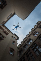 Polizeihubschrauber über der Stadt
