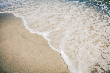 Blaues Meer Gischt Sommer Strand und heller Sand