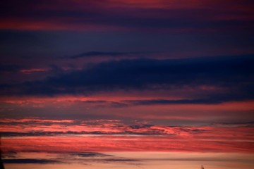 Intensives, reales Morgenrot im Herbst nach einer stürmischen Nacht in Bayern