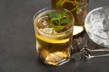 Fototapeta na wymiar Ice tea with lemon and mint