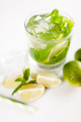 Obraz premium Mojito cocktail on white background