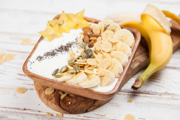 Banana yoghurt with seeds and cornflakes