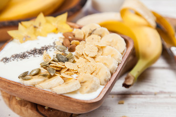Banana yoghurt with seeds and cornflakes