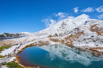 初冠雪後の旭岳と姿見の池

