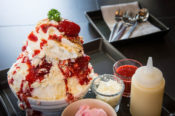 Bingsu : white smoothie ice,cream strawberry , sweetened codensed milk mixed of dessert tasty on cafe