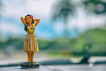 Crédence de cuisine en verre imprimé Amérique centrale Poupée de danseuse de Hula sur les vacances de voyage de voyage de route de voiture d& 39 Hawaï. Poupée mini fille Aloha dansant sur le tableau de bord dans un paysage naturel tropical. Tourisme et concept de liberté de vacances hawaïennes.
