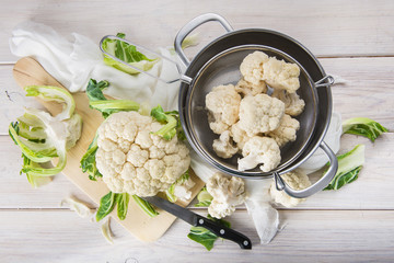 Coliflor cruda en la mesa de la cocina, verdura para una dieta de comida saludable