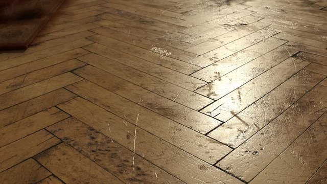4k Kamerafahrt alter Parkettboden mit Dellen und Kratzer