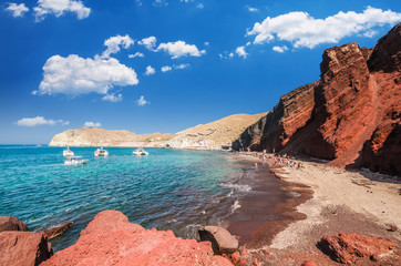 Naklejka premium Czerwona plaża. Santorini, Wyspy Cyklad, Grecja. Piękny letni krajobraz z jedną z najbardziej znanych plaż na świecie.
