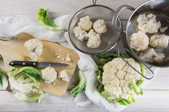 Coliflor cruda en la mesa de la cocina, verdura para una dieta de comida saludable