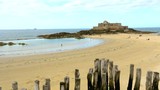 Plage et pieux anti-marée à Saint-Malo