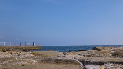 Panorama del mare e del cielo dal basso