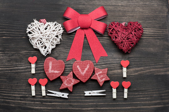 Hearts made of rattan, bow, stars and pegs in red