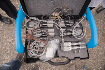 valigia contenente vari tipi di manette