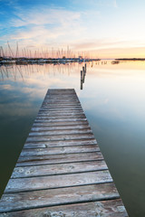 Fototapeta premium Segelboote am Neusiedlersee bei Rust bei Sonnenaufgang
