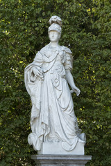 Obraz premium Marble figure of a Greek warrior against the backdrop of a scrub forest