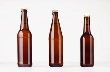 Foto auf Leinwand Sammlung brauner Bierflaschen 500 ml und 330 ml Mock-up. Vorlage für Werbung, Design, Markenidentität auf weißem Holztisch. © finepoints