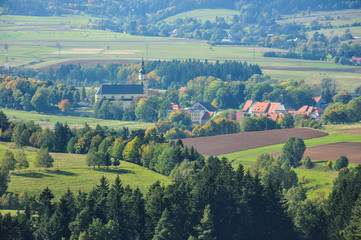 Fototapeta na wymiar Jesienny krajobraz z kościołem