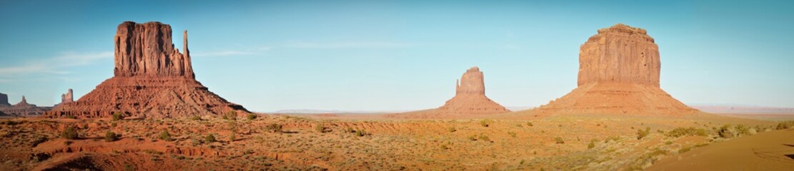 Fototapeta na wymiar Panoramic View of Mitten Butes in Monument Valley