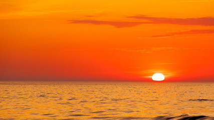 Plakaty  Idylliczne ujęcie zachodu słońca nad morzem