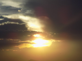 El Sol Entre Las Nubes 