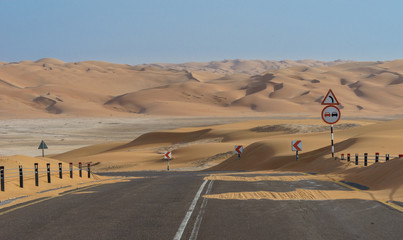 Fototapeta na wymiar Straße in die Wüste