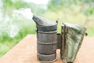 Technology of fumigation of bees. Intoxicating smoke for safe honey production.