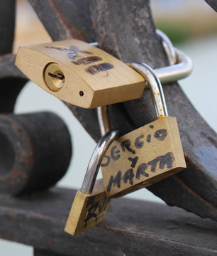 Cadanas d'amour sur le pont Isabelle 2 (S&eacute;ville - Espagne)