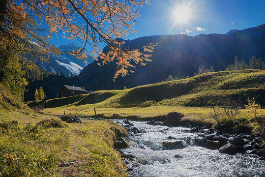 Idyllisch Herbstlandschaft Graubünden, strahlend sonniger Tag