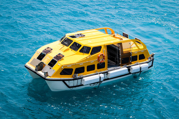 Tenderboot im Wassern, an Schiff, Rettung, Seenotrettung