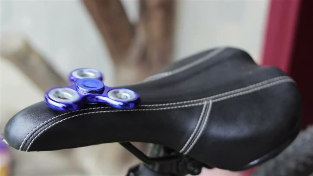 spiner toy bicycle/rotating toy spinner on bike saddle