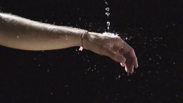 Gotas de agua cayendo a c&aacute;mara lenta