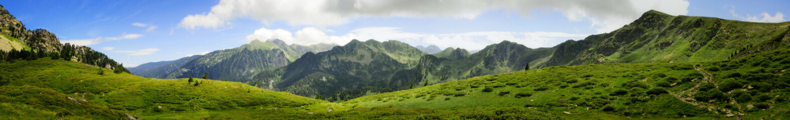 Naklejka premium Hiking in Pyrenees