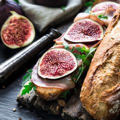 Sandwich with figs and prosciutto