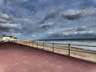 Obraz premium Blue sky with clouds and beach promenade