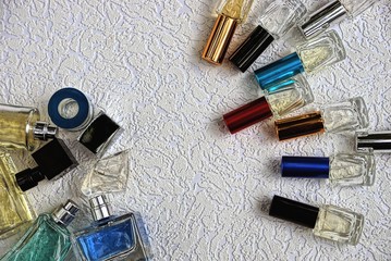 множество маленьких стеклянных цветных флаконов с...