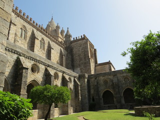 Fototapeta na wymiar Portugal - Evora - Le cloitree arboré de la Cathédrale Notre-Dame-de-l'Assomption