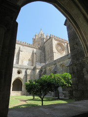 Fototapeta na wymiar Portugal - Evora - La Sé, Cathédrale Notre-Dame-de-l'Assomption vue de la galerie du cloitre