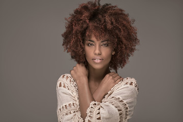 Belle femme avec une coiffure afro posant.
