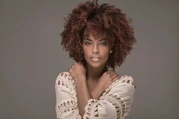 Crédence de cuisine en verre imprimé Salon de coiffure Belle femme avec une coiffure afro posant.