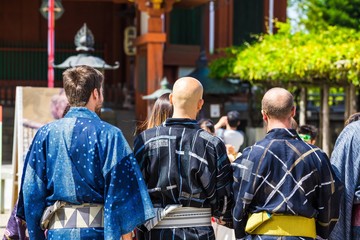 浴衣を着ている訪日外国人