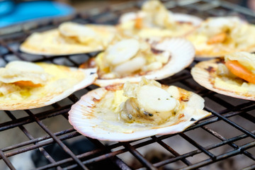 Grilled scallops with charcoal stove