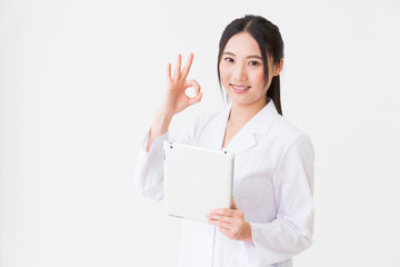 白衣の女性　タブレットコンピューター