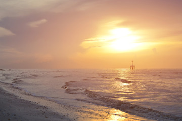 The sun began to rise from the sea in the morning.