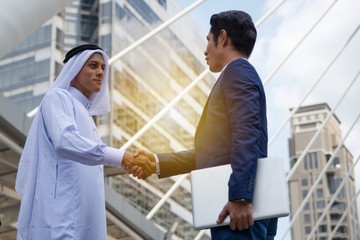 Obraz premium Two men shaking hand for business deal